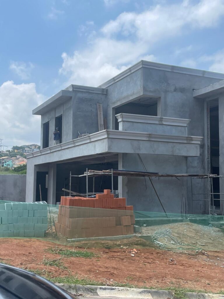 Molduras de Isopor Revestidas com Cimento para Fachadas Modernas